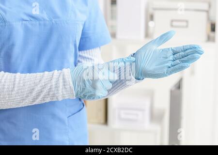 Arzt mit medizinischen Handschuhen in der Klinik Stockfoto