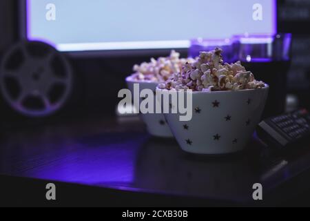 Popcorn in Schüsseln auf dem Tisch im Zimmer Stockfoto