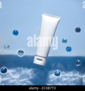 Kosmetische Feuchtigkeitscreme Creme, Micellar Toner oder Emulsion, abstrakter Hintergrund Stockfoto