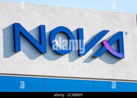 Nova Logo und Zeichen am Hauptsitz des führenden Innovators von Dimensions- und Materialmesstechnik Lösungen Unternehmen Nova Measuring Instruments in Silizium Stockfoto