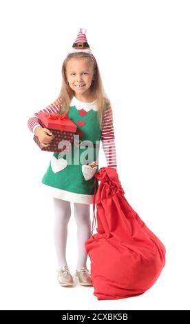 Nettes kleines Mädchen als Elfe und mit Weihnachtsmann gekleidet Tasche auf weißem Hintergrund Stockfoto