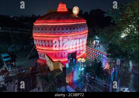 Howrah, Westbengalen, Indien - 5. Oktober 2019 : Blick auf dekoriert Durga Puja Pandal, ein temporärer Tempel, Durga Puja Festival in der Nacht. Von oben aufgenommen. Stockfoto