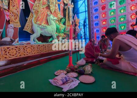 Howrah, Westbengalen, Indien - 5. Oktober 2019 : Heilige Kerze wird innen angezündet dekoriert Durga Puja Pandal mit außer Fokus Durga Idol,Durga Puja Festival Stockfoto