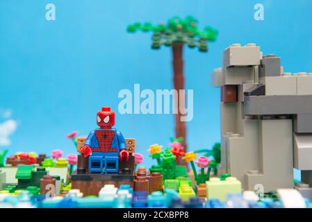 Florianopolis, Brasilien. 20. September 2020: spinnenmann sitzt auf Bank in der Nähe des Flusses Ruhe und Entspannung. Jeder verdient einen Moment des Friedens. Sopy Stockfoto