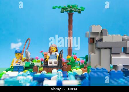 Florianopolis, Brasilien. 20. September 2020: Minifigur des Jungen Angeln im See neben seiner Mutter. Konzept des Familienmoments ohne Technik, increavi Stockfoto