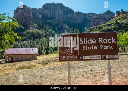 Sedona, AZ, USA - 13. Oktober 2019: Ein einladendes Schild am Eingang des Preserve Parks Stockfoto