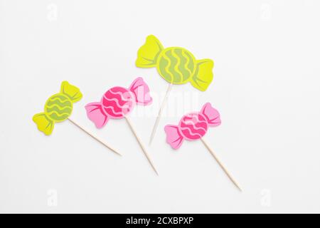 Stilvolle Cupcake Topper auf weißem Hintergrund Stockfoto