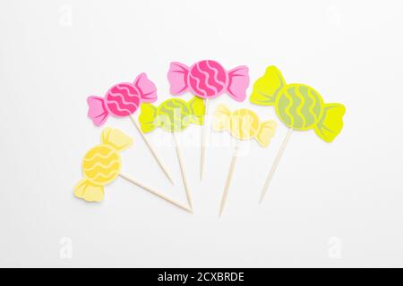 Stilvolle Cupcake Topper auf weißem Hintergrund Stockfoto