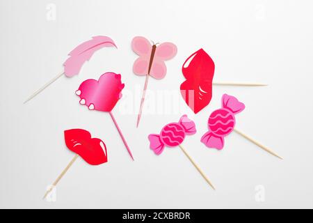 Stilvolle Cupcake Topper auf weißem Hintergrund Stockfoto