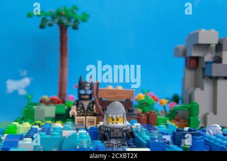 Florianopolis, Brasilien. 20. September 2020: Batman Minifigur sitzt auf einer Holzbank am Ufer des Meeres Fischerei auf einen Hai. Superhelden haben auch tim Stockfoto