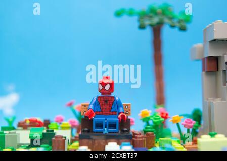 LEGO Minifigur der Spinne Mann Angeln im Fluss an sonnigen Tag. Zeit zum Entspannen und Genießen. Stockfoto