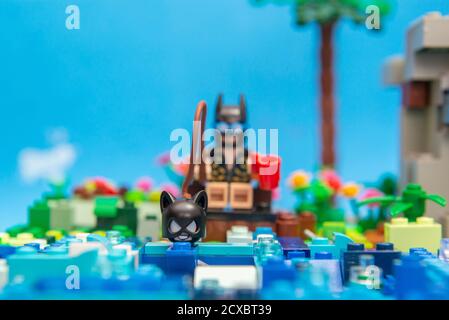 Florianopolis, Brasilien. 20. September 2020: Batman Minifiguren Angeln catwoman im See. Konzept der Fischerei Liebe. Superhelden lieben es auch. Selektive Stockfoto