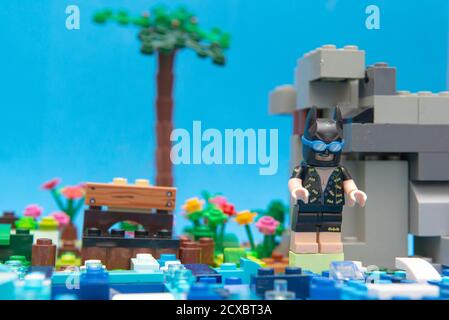 Florianopolis, Brasilien. 20. September 2020: Batman Minifigur am Rande eines Sees, die sich bereit macht, in seinem Sommerurlaub ein Bad zu nehmen. Konzept, das ev Stockfoto