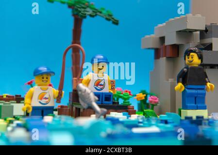 Florianopolis, Brasilien. 20. September 2020: Zwillingsbrüder und Vater Minifiguren Angeln an einem schönen sonnigen Tag. Tag der Ruhe und Entspannung - Kontakt Stockfoto