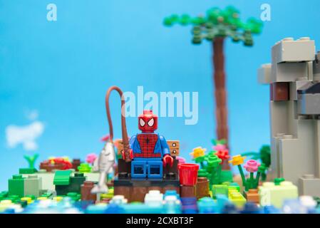 Florianopolis, Brasilien. 20. September 2020: Spider man Minifigur sitzt auf einer Holzbank genießen seinen Urlaub und Angeln am Fluss neben einem Hallo Stockfoto