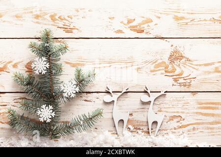 Schöne Weihnachten Zusammensetzung auf weißem Holz- Hintergrund Stockfoto