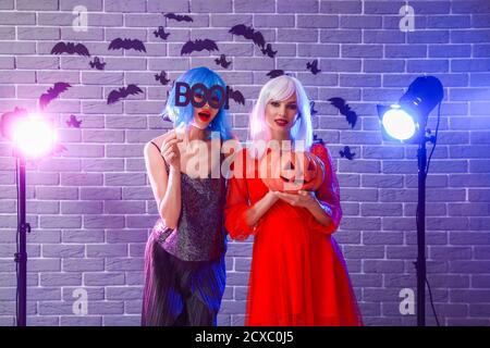 Schöne junge Frauen auf Halloween-Party Stockfoto