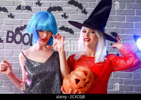 Schöne junge Frauen auf Halloween-Party Stockfoto