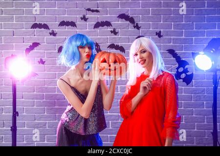 Schöne junge Frauen auf Halloween-Party Stockfoto