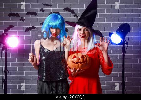 Schöne junge Frauen auf Halloween-Party Stockfoto