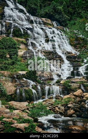 Die Landschaft des Mae Ya Wasserfalls an einem sonnigen Tag in Chiang Mai, Thailand Stockfoto
