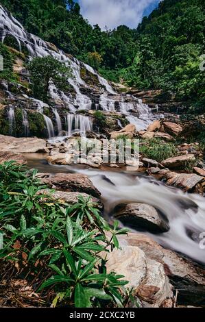 Die Landschaft des Mae Ya Wasserfalls an einem sonnigen Tag in Chiang Mai, Thailand Stockfoto