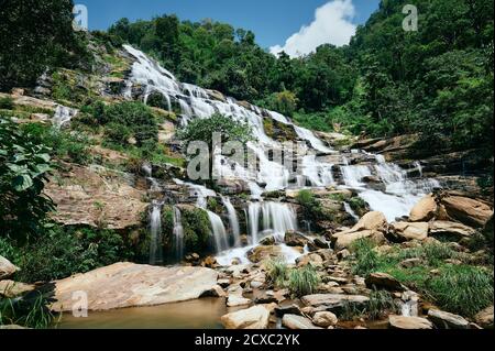 Die Landschaft des Mae Ya Wasserfalls an einem sonnigen Tag in Chiang Mai, Thailand Stockfoto