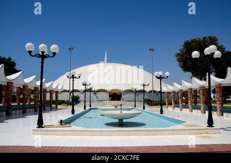 Springbrunnengang zur Masjid Tooba oder Rundmoschee mit Marmor Dome Minarett und Gärten Verteidigung Karachi Pakistan Stockfoto