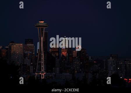 Seattle, Washington USA - 31. Juli 2017: Skyline von Seattle vom Kerry Park Aussichtspunkt bei Sonnenuntergang Stockfoto
