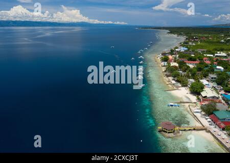 Luftaufnahme.Küstenlinie entlang Pangasama, Moalboal, Cebu, Philippinen während COVID-19 Tourismusbeschränkungen. Stockfoto
