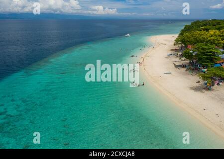 Luftaufnahme. Küste entlang Moalboal, Cebu - Strand bekannt als Basdaku White Beach. Stockfoto