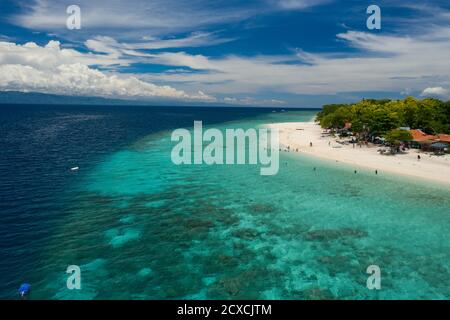 Luftaufnahme, Küste entlang Moalboal, Cebu - Strand bekannt als Basdaku White Beach. Stockfoto