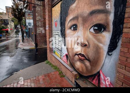 Street Art/Wandbilder zur Unterstützung der Black Lives Matter Bewegung auf der Walnut Street - Downtown Asheville, North Carolina, USA Stockfoto