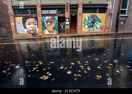 Street Art/Wandbilder zur Unterstützung der Black Lives Matter Bewegung auf der Walnut Street - Downtown Asheville, North Carolina, USA Stockfoto