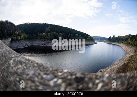 Schulenberg Im Oberharz, Deutschland. September 2020. Blick auf den Okertaldamm (Odersee) im Harz. Nach trockenen Monaten ist auch in diesem Jahr die Lage in den Stauseen des Harzer Wasserwerks angespannt. Die sechs Reservoirs sind nur zu 39 Prozent voll. (Zu dpa "Stauseen im Harz im dritten Jahr der Dürre in Folge wenig gefüllt" von 01.10.2020) Quelle: Swen Pförtner/dpa/Alamy Live News Stockfoto