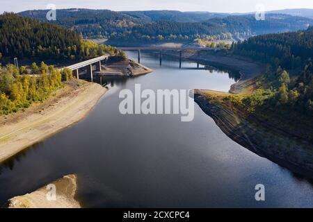 Schulenberg Im Oberharz, Deutschland. September 2020. Blick auf den Okertaldamm (Odersee) im Harz. Nach trockenen Monaten ist auch in diesem Jahr die Lage in den Stauseen des Harzer Wasserwerks angespannt. Die sechs Reservoirs sind nur zu 39 Prozent voll. (Zu dpa "Stauseen im Harz im dritten Jahr der Dürre in Folge wenig gefüllt" von 01.10.2020) Quelle: Swen Pförtner/dpa/Alamy Live News Stockfoto