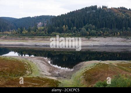 Schulenberg Im Oberharz, Deutschland. September 2020. Blick auf den Okertaldamm (Odersee) im Harz. Nach trockenen Monaten ist auch in diesem Jahr die Lage in den Stauseen des Harzer Wasserwerks angespannt. Die sechs Staudämme sind nur zu 39 Prozent voll. (Zu dpa "Stauseen im Harz im dritten Jahr der Dürre in Folge wenig gefüllt" von 01.10.2020) Quelle: Swen Pförtner/dpa/Alamy Live News Stockfoto