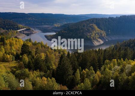 Schulenberg Im Oberharz, Deutschland. September 2020. Blick auf den Okertaldamm (Odersee) im Harz. Nach trockenen Monaten ist auch in diesem Jahr die Lage in den Stauseen des Harzer Wasserwerks angespannt. Die sechs Staudämme sind nur zu 39 Prozent voll. (Zu dpa "Stauseen im Harz im dritten Jahr der Dürre in Folge wenig gefüllt" von 01.10.2020) Quelle: Swen Pförtner/dpa/Alamy Live News Stockfoto