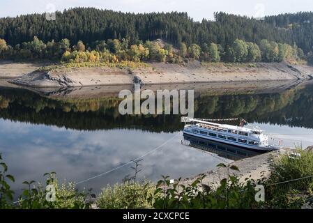 Schulenberg Im Oberharz, Deutschland. September 2020. Blick auf den Okertaldamm (Odersee) im Harz. Nach trockenen Monaten ist auch in diesem Jahr die Lage in den Stauseen des Harzer Wasserwerks angespannt. Die sechs Staudämme sind nur zu 39 Prozent voll. (Zu dpa "Stauseen im Harz im dritten Jahr der Dürre in Folge wenig gefüllt" von 01.10.2020) Quelle: Swen Pförtner/dpa/Alamy Live News Stockfoto