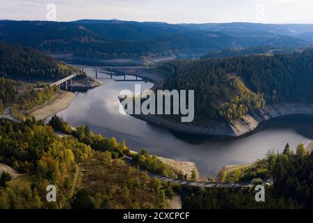 Schulenberg Im Oberharz, Deutschland. September 2020. Blick auf den Okertaldamm (Odersee) im Harz. Nach trockenen Monaten ist auch in diesem Jahr die Lage in den Stauseen des Harzer Wasserwerks angespannt. Die sechs Staudämme sind nur zu 39 Prozent voll. (Zu dpa "Stauseen im Harz im dritten Jahr der Dürre in Folge wenig gefüllt" von 01.10.2020) Quelle: Swen Pförtner/dpa/Alamy Live News Stockfoto