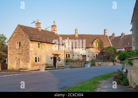 Cotswold Dorf am frühen Morgen. Biddestone, Cotswolds, Wiltshire, England Stockfoto