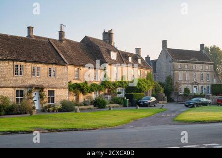 Cotswold Dorf am frühen Morgen. Biddestone, Cotswolds, Wiltshire, England Stockfoto