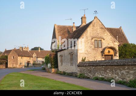 Cotswold Dorf am frühen Morgen. Biddestone, Cotswolds, Wiltshire, England Stockfoto