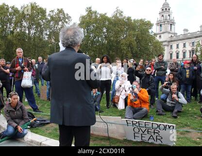 London, Großbritannien. September 2020. Während der Demonstration hörten die Protestierenden dem Aktivisten Piers Corbyn zu.etwa 100 Menschen protestierten zusammen mit der 19-Leugner-Gruppe auf dem Parliament Square, Westminster gegen Lockdown, Social Distancing, Track and Trace und das Tragen von Gesichtsmasken. Kredit: SOPA Images Limited/Alamy Live Nachrichten Stockfoto