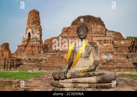 Verlassene Tempel in Ayutthaya Thailand mit Buddha-Statue vor Stockfoto