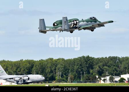 Ein Pilot des US Air Force A-10 Demonstrationsteams fliegt vom Selfridge Air National Guard Base Michigan, 11. September 2020. Das A-10 Luftdemonstrationsteam ist dieses Wochenende in Selfridge, um die Air Show in London, Ontario, direkt über die Grenze zu unterstützen. Das Air Combat Command A-10 Demo Team, stationiert von der Davis-Monthan Air Force Base, Arizona, bringt das Flugzeug auf Flugshows im ganzen Land, um die einzigartigen Kampffähigkeiten der A-10 'Warthog' zu zeigen. (USA Foto der Air National Guard von Terry L. Atwell) Stockfoto