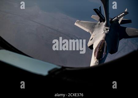 Ein U.S. Air Force F-35A Lightning II erhält Treibstoff von einem U.S. Air Force KC-135 Stratotanker über den U.S. Central Command Verantwortungsbereich 26. September 2020. Der Lightning II ist ein Kämpfer der fünften Generation, der fortschrittliche Stealth mit Kampfgeschwindigkeit und Agilität kombiniert, die US Air Forces Central die Möglichkeit bietet, heute zu kämpfen, um zu gewinnen und morgen zu siegen. (USA Luftwaffe Foto von Master Sgt. Larry E. Reid Junior) Stockfoto