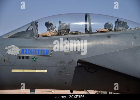 Mitglieder des 378th Air Expeditionary Wings führten eine heiße Grubenauftankung der F-15E Strike Eagles vom 332nd Air Expeditionary Wing durch, zur Unterstützung der Übung Desert Eagle auf der Prince Sultan Air Base, Königreich Saudi-Arabien, 10. September 2020. Die Übung wurde entwickelt, um Agilität und Luftdominanz innerhalb des Verantwortungsbereichs des US Central Command hervorzuheben. (USA Luftwaffe Foto von Staff Sgt. Cary Smith) Stockfoto