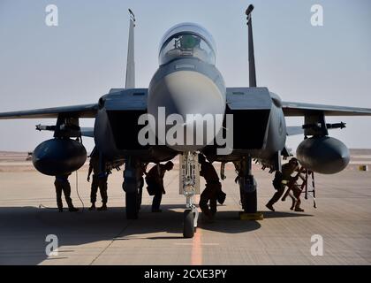 Mitglieder des 378th Air Expeditionary Wings führten eine heiße Grubenauftankung der F-15E Strike Eagles vom 332nd Air Expeditionary Wing durch, zur Unterstützung der Übung Desert Eagle auf der Prince Sultan Air Base, Königreich Saudi-Arabien, 10. September 2020. Die Übung wurde entwickelt, um Agilität und Luftdominanz innerhalb des Verantwortungsbereichs des US Central Command hervorzuheben. (USA Luftwaffe Foto von Staff Sgt. Cary Smith) Stockfoto