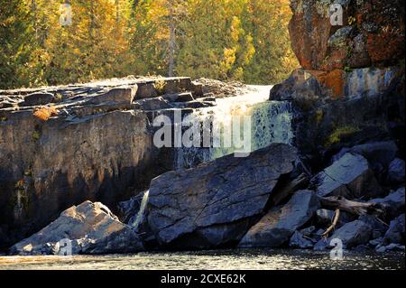 Große Felsen mit einem kleinen Teil von Middle Falls Wasser fließt über sie im Herbst 2020. Stockfoto